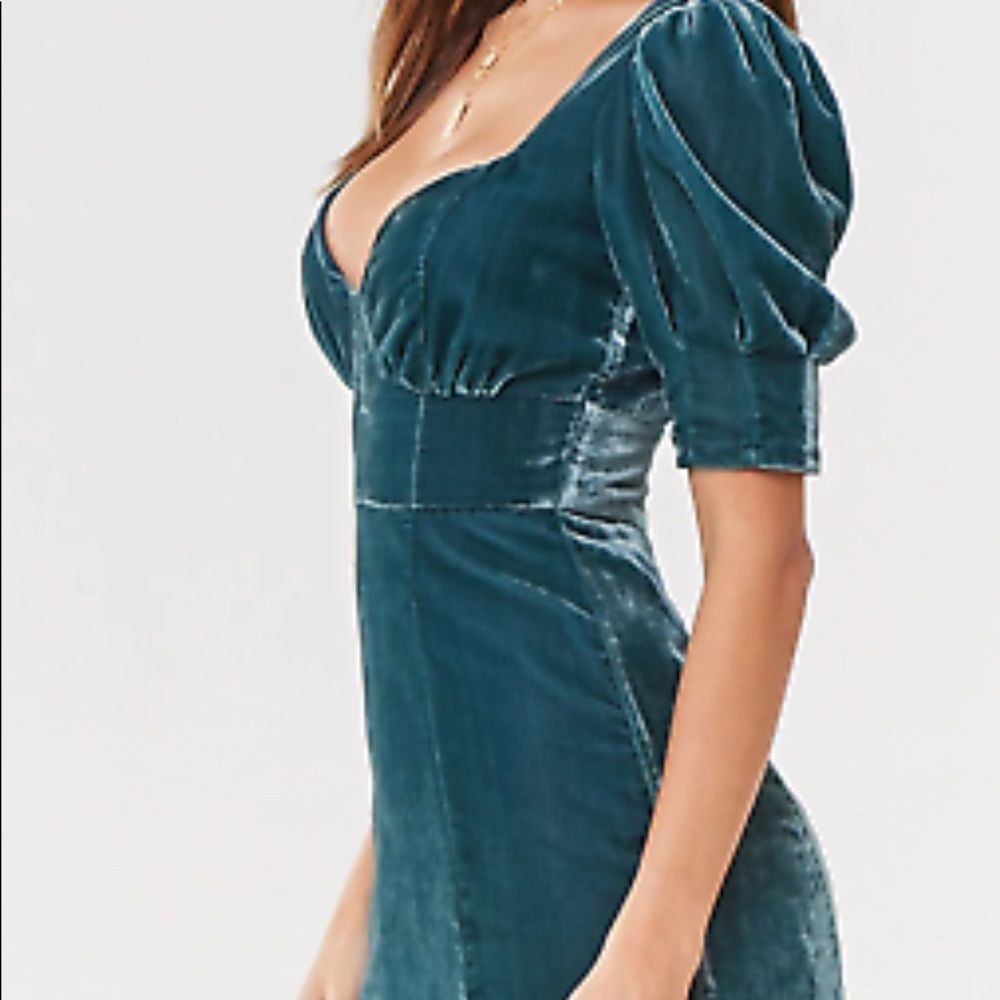 NWT-VELVET V WIRE CUTOUT MINI DRESS FOREVER 21 Size  small